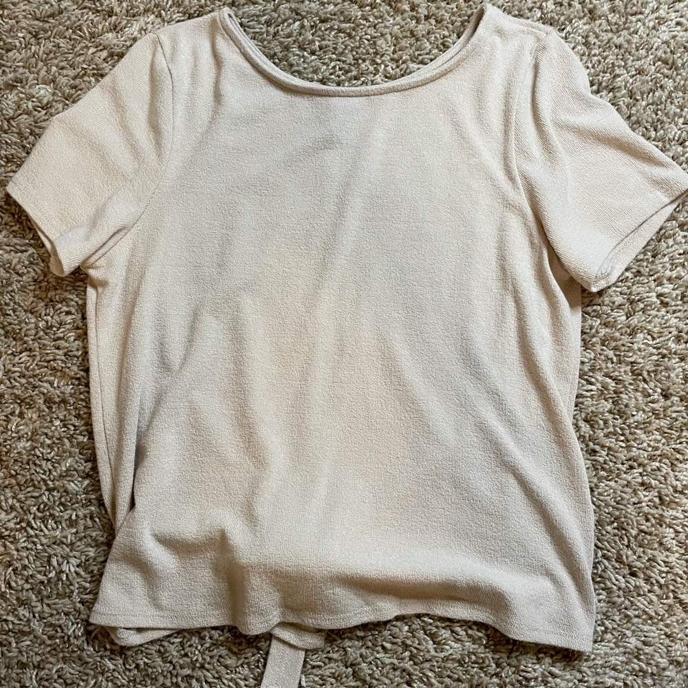 Super cute open back with a tie t shirt. Size small
